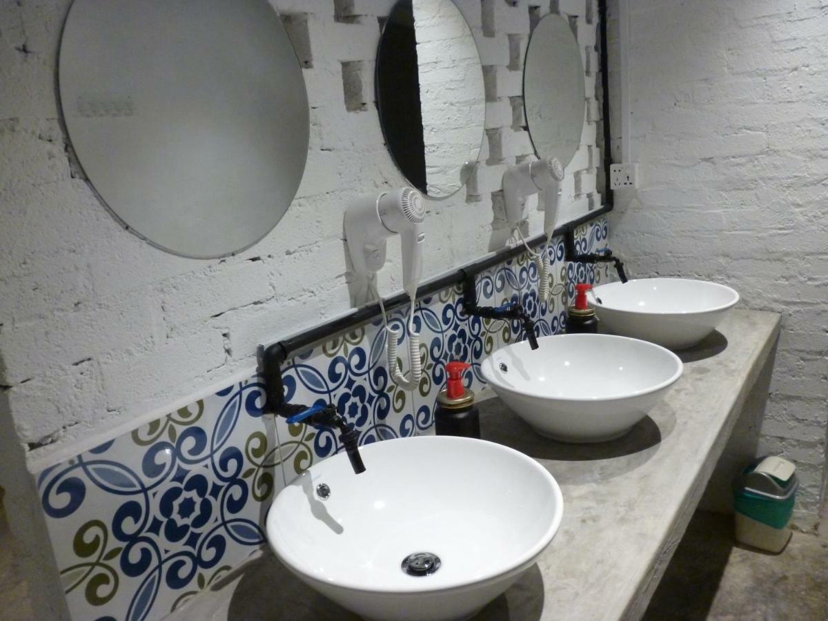 Ola Lavanderia Cafe Малакка Экстерьер фото